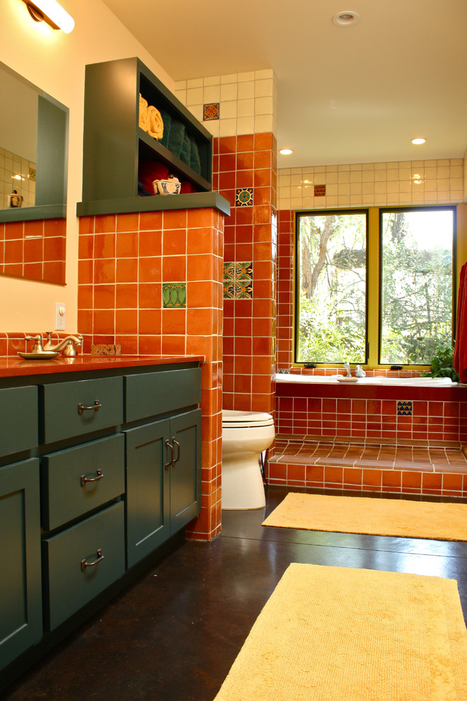 Idée de décoration pour une salle de bain sud-ouest américain avec un placard à porte shaker, une douche ouverte, un carrelage rouge, des portes de placard bleues et aucune cabine.
