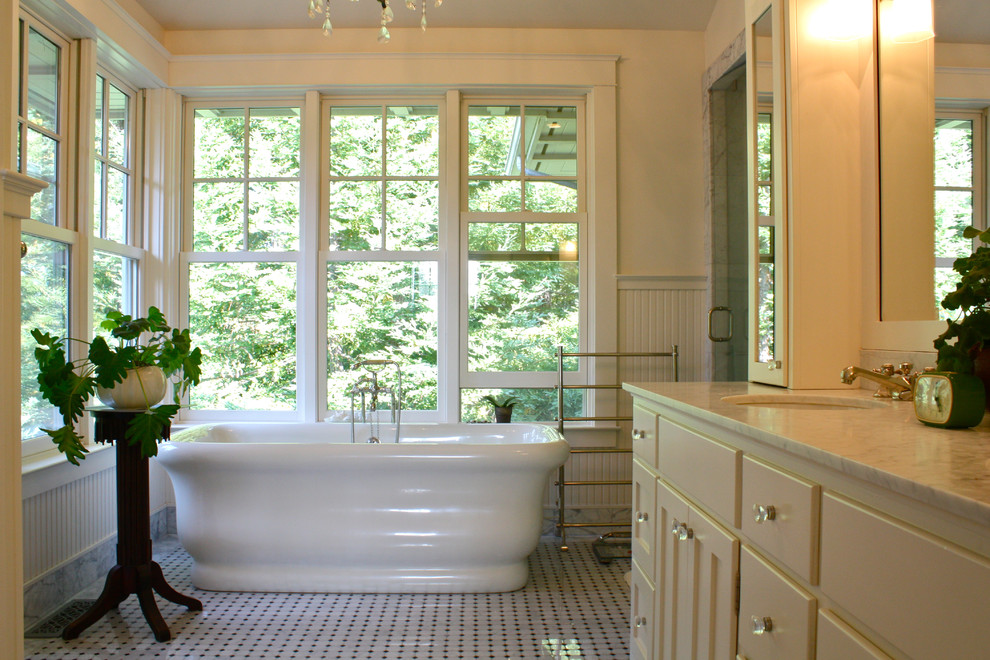 Immagine di una stanza da bagno chic con vasca freestanding e piastrelle a mosaico
