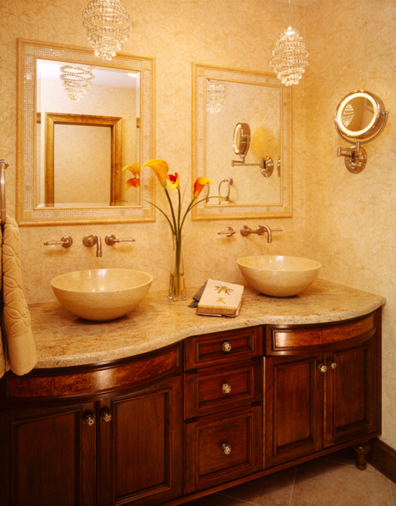 Стильный дизайн: главная ванная комната в стиле фьюжн с фасадами островного типа, темными деревянными фасадами, душем в нише, унитазом-моноблоком, желтой плиткой, керамогранитной плиткой, желтыми стенами, полом из керамогранита, настольной раковиной и столешницей из гранита - последний тренд