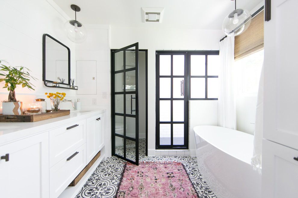 Exemple d'une douche en alcôve grise et rose bord de mer avec un placard à porte shaker, des portes de placard blanches, un mur blanc, un lavabo encastré, un plan de toilette blanc et meuble double vasque.