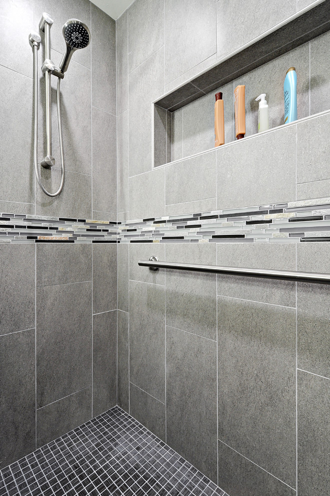 Modelo de cuarto de baño principal contemporáneo de tamaño medio con lavabo bajoencimera, ducha empotrada, baldosas y/o azulejos grises, baldosas y/o azulejos en mosaico, paredes grises y suelo de baldosas de porcelana