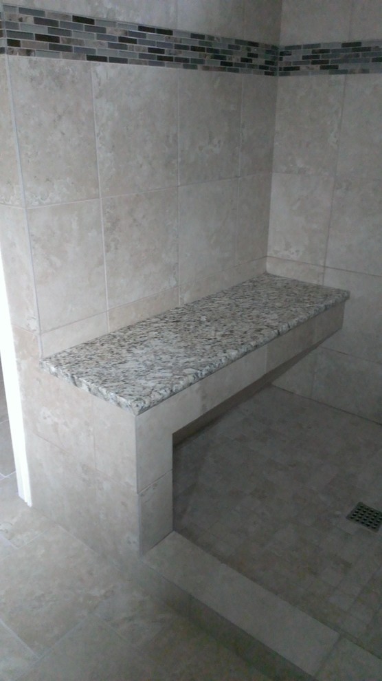 Foto de cuarto de baño principal contemporáneo de tamaño medio con encimera de granito, ducha esquinera, baldosas y/o azulejos beige, baldosas y/o azulejos de porcelana, paredes beige y suelo de baldosas de porcelana
