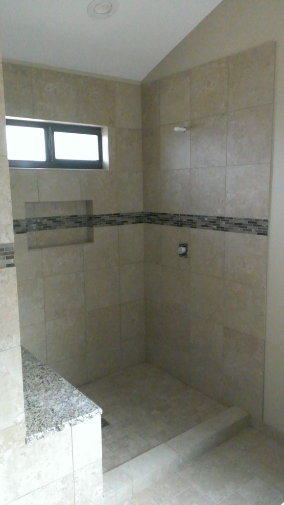 Idée de décoration pour une salle de bain principale design de taille moyenne avec un plan de toilette en granite, une douche d'angle, un carrelage beige, des carreaux de porcelaine, un mur beige et un sol en carrelage de porcelaine.