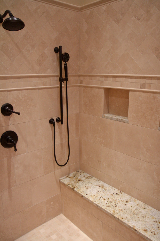 Idée de décoration pour une salle de bain principale tradition de taille moyenne.
