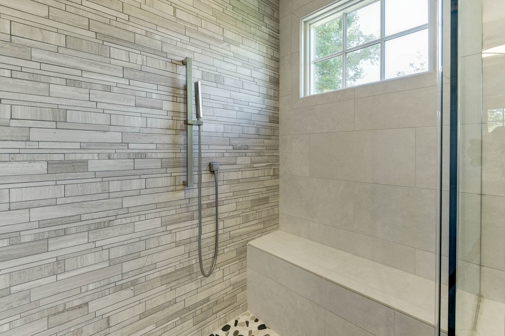Exempel på ett stort klassiskt en-suite badrum, med skåp i shakerstil, skåp i mörkt trä, en dusch i en alkov, beige kakel, mosaik, beige väggar, laminatgolv, ett undermonterad handfat, bänkskiva i kvarts, beiget golv och dusch med gångjärnsdörr
