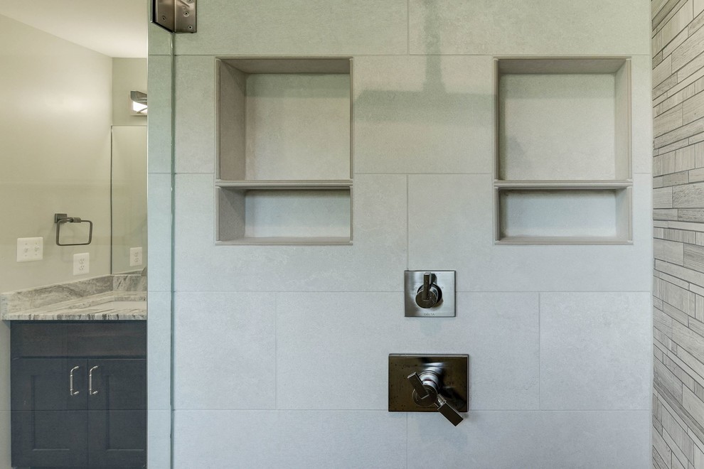 На фото: большая главная ванная комната в стиле неоклассика (современная классика) с фасадами в стиле шейкер, темными деревянными фасадами, душем в нише, бежевой плиткой, плиткой мозаикой, бежевыми стенами, полом из ламината, врезной раковиной, столешницей из искусственного кварца, бежевым полом и душем с распашными дверями