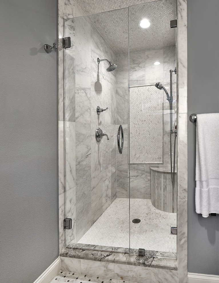 Klassisk inredning av ett mellanstort en-suite badrum, med luckor med infälld panel, blå skåp, en dusch i en alkov, en toalettstol med separat cisternkåpa, grå kakel, mosaik, lila väggar, mosaikgolv, ett undermonterad handfat och marmorbänkskiva