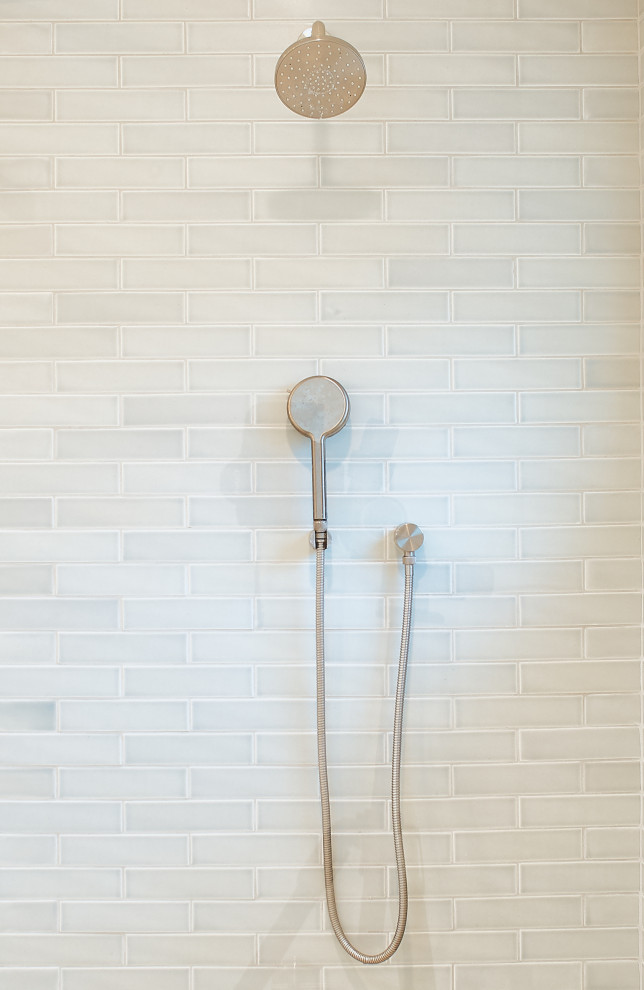 На фото: главная ванная комната среднего размера в стиле кантри с фасадами в стиле шейкер, белыми фасадами, угловым душем, раздельным унитазом, синей плиткой, керамогранитной плиткой, синими стенами, полом из керамогранита, врезной раковиной, столешницей из известняка, коричневым полом, душем с распашными дверями и желтой столешницей
