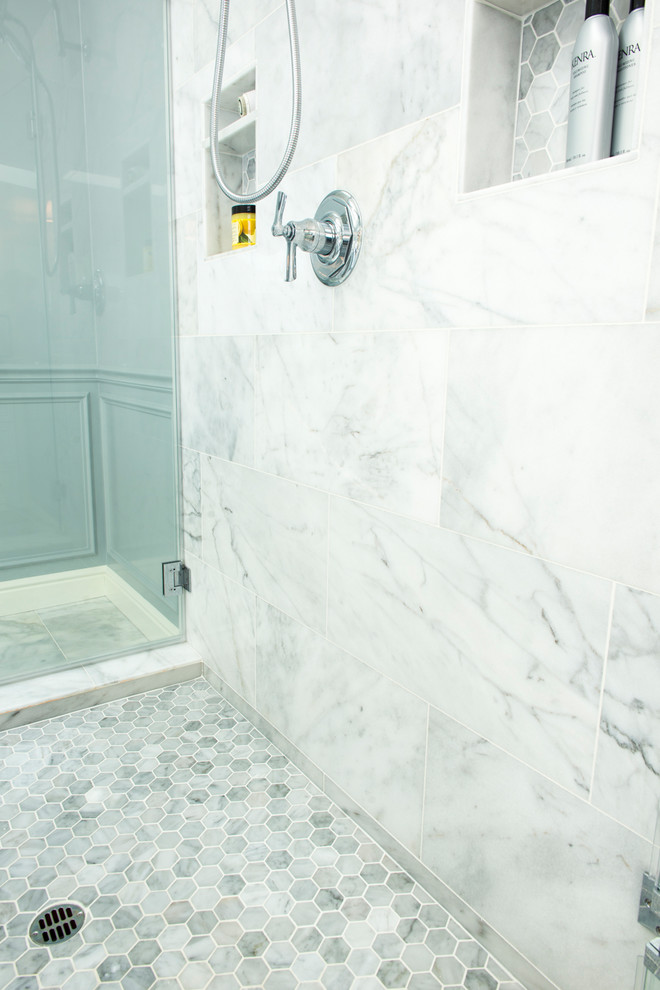 Réalisation d'une grande salle de bain principale design avec une douche double, un carrelage gris, du carrelage en marbre, un mur gris, un sol en marbre, un plan de toilette en marbre, un sol gris et une cabine de douche à porte battante.
