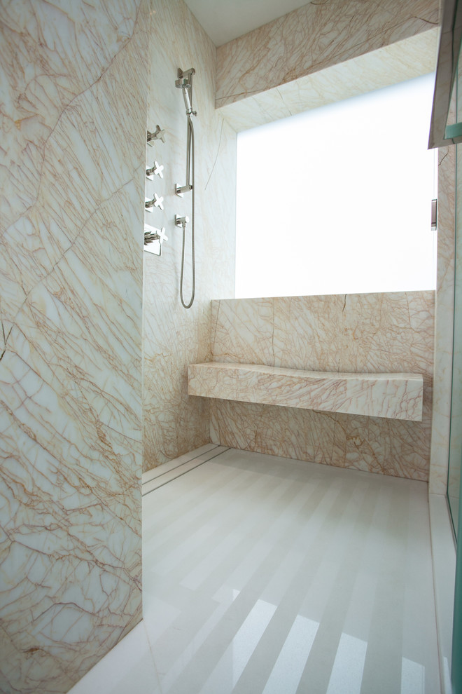 Idéer för ett stort modernt badrum, med ett undermonterad handfat, släta luckor, beige skåp, marmorbänkskiva, ett fristående badkar, en hörndusch, en vägghängd toalettstol, vit kakel, stenhäll, beige väggar och marmorgolv
