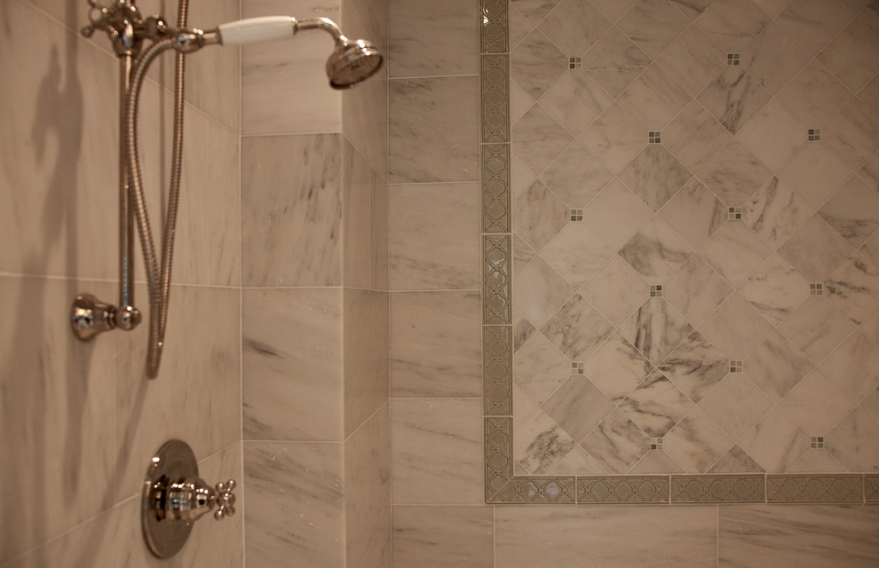 Idee per una grande stanza da bagno padronale stile americano con doccia ad angolo, piastrelle bianche, lastra di pietra e pavimento in marmo