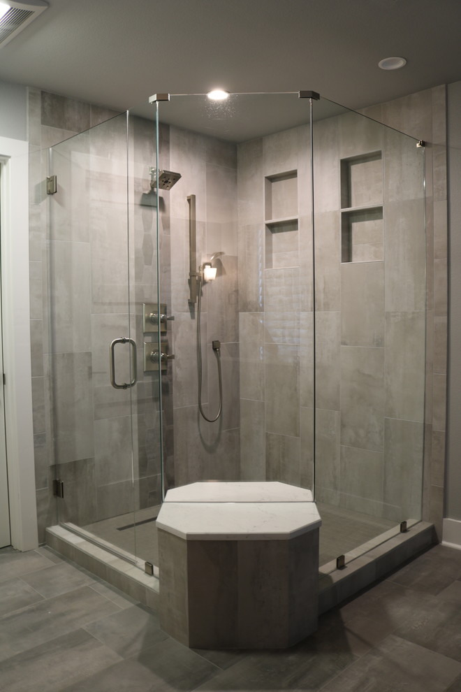 Пример оригинального дизайна: ванная комната среднего размера в стиле неоклассика (современная классика) с фасадами в стиле шейкер, коричневыми фасадами, угловым душем, серой плиткой, керамогранитной плиткой, бежевыми стенами, полом из керамогранита, врезной раковиной, столешницей из кварцита, серым полом, душем с распашными дверями и белой столешницей