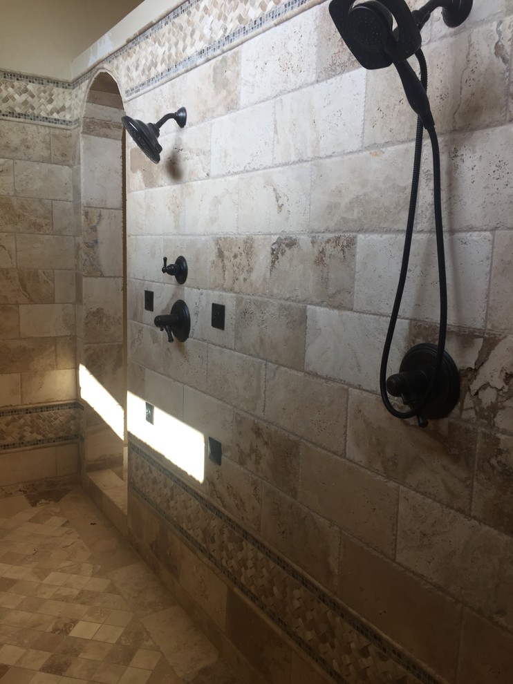 Idee per una grande stanza da bagno padronale mediterranea con doccia ad angolo, piastrelle in travertino, pavimento in travertino, pavimento beige e doccia aperta