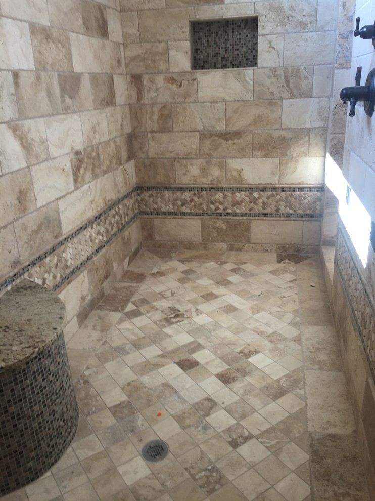 Cette image montre une grande salle de bain principale méditerranéenne avec une douche d'angle, du carrelage en travertin, un sol en travertin, un sol beige, aucune cabine, un carrelage beige, un mur beige et un plan de toilette en granite.