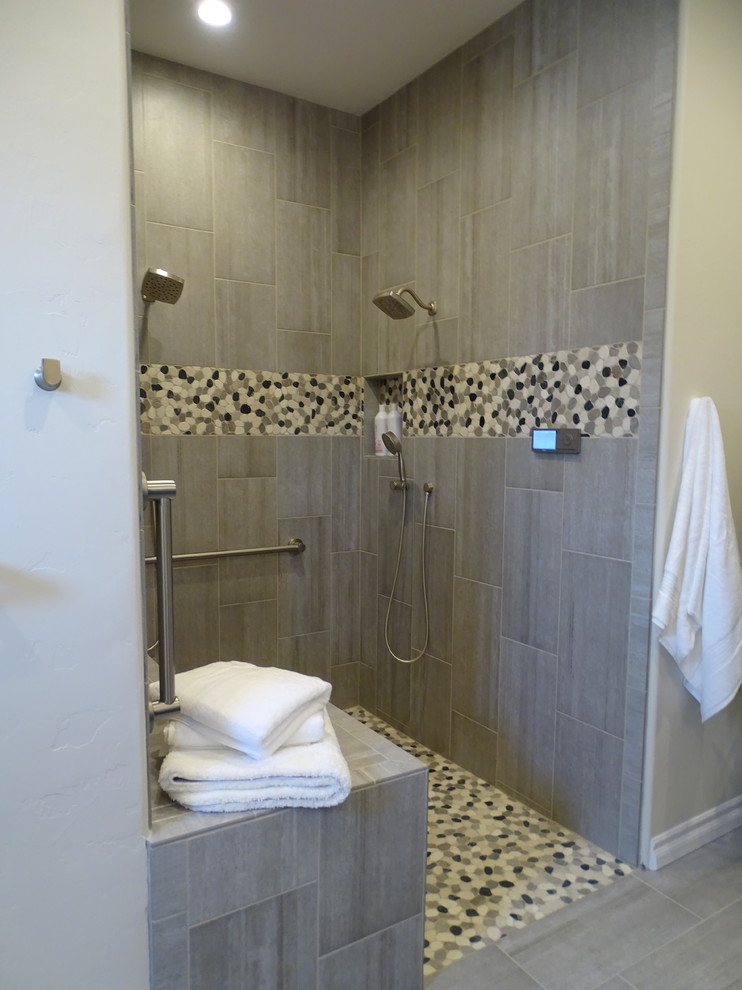 Idée de décoration pour une grande salle de bain principale design avec une douche à l'italienne, un carrelage gris, des carreaux de porcelaine, un sol en galet, un plan de toilette en quartz modifié, un sol multicolore et aucune cabine.