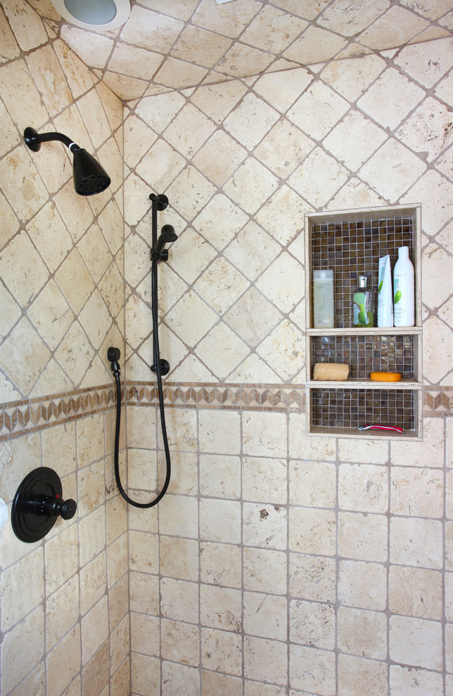 Modelo de cuarto de baño principal tradicional de tamaño medio con ducha esquinera, baldosas y/o azulejos beige y paredes beige