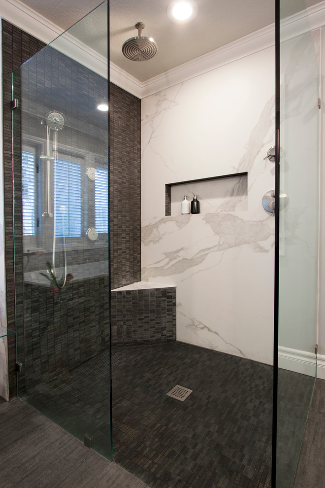 Cette image montre une salle de bain principale design en bois foncé de taille moyenne avec un placard à porte shaker.