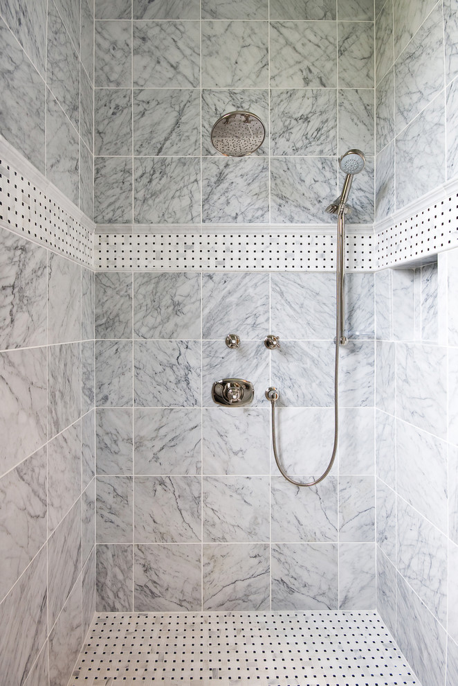 На фото: ванная комната в классическом стиле с серой плиткой с