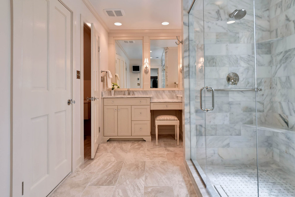 Bild på ett mellanstort vintage en-suite badrum, med marmorbänkskiva, beige skåp, en dubbeldusch, beige kakel, beige väggar, ett undermonterad handfat, luckor med infälld panel, klinkergolv i keramik och dusch med gångjärnsdörr
