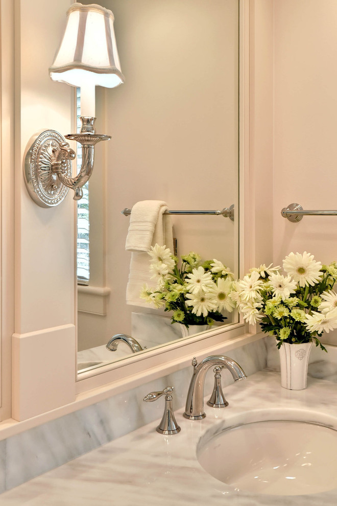 Diseño de cuarto de baño principal tradicional con suelo de mármol, encimera de mármol, puertas de armario beige, ducha doble, baldosas y/o azulejos beige, paredes beige y lavabo bajoencimera