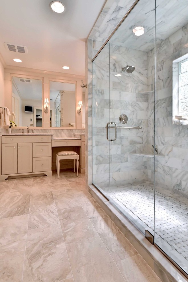 Immagine di una stanza da bagno padronale classica con pavimento in marmo, top in marmo, ante beige, doccia doppia, piastrelle beige e pareti beige