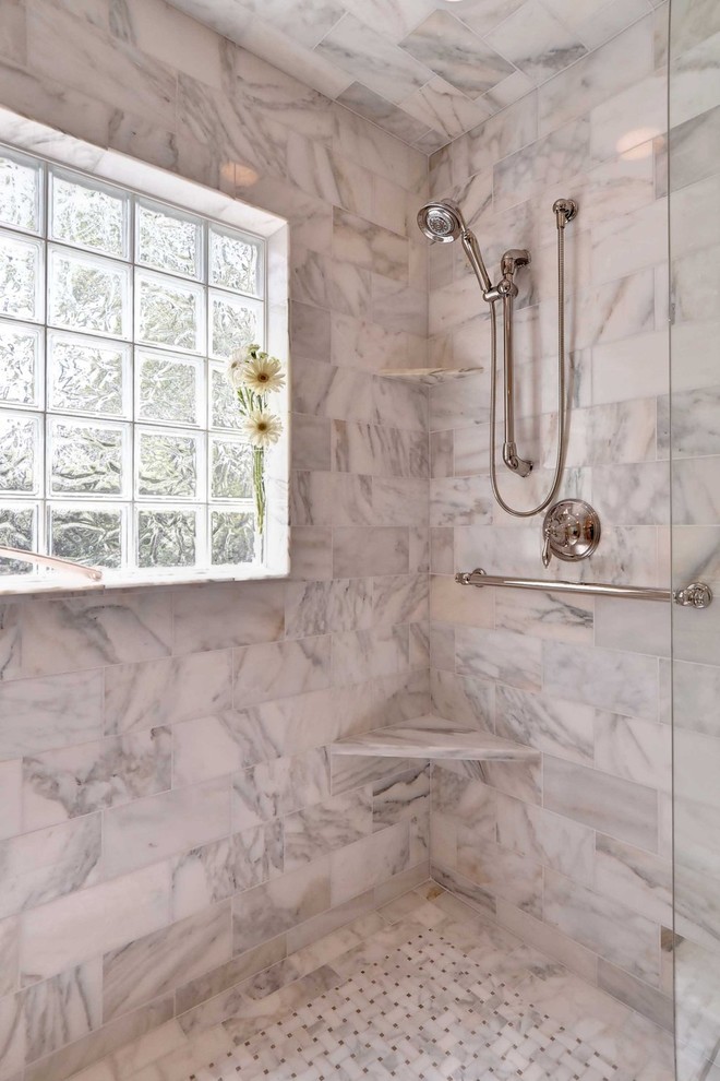 Diseño de cuarto de baño principal clásico con suelo de mármol, encimera de mármol, puertas de armario beige, baldosas y/o azulejos beige, paredes beige y lavabo bajoencimera