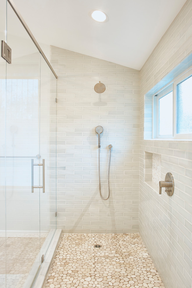 На фото: главная ванная комната среднего размера в стиле кантри с фасадами в стиле шейкер, белыми фасадами, угловым душем, раздельным унитазом, синей плиткой, керамогранитной плиткой, синими стенами, полом из керамогранита, врезной раковиной, столешницей из известняка, коричневым полом, душем с распашными дверями и желтой столешницей