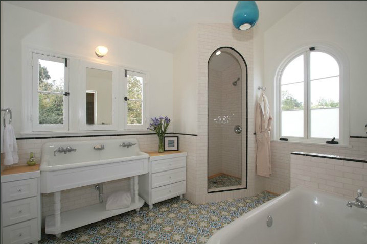 Exempel på ett mycket stort klassiskt en-suite badrum, med ett avlångt handfat, luckor med infälld panel, vita skåp, träbänkskiva, ett badkar med tassar, en dusch i en alkov, vit kakel, tunnelbanekakel, vita väggar och klinkergolv i porslin