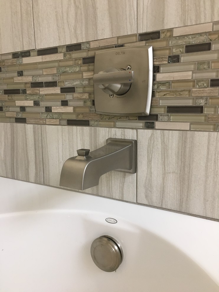 Immagine di una stanza da bagno padronale classica di medie dimensioni con vasca ad alcova, piastrelle grigie, piastrelle in gres porcellanato e pavimento beige