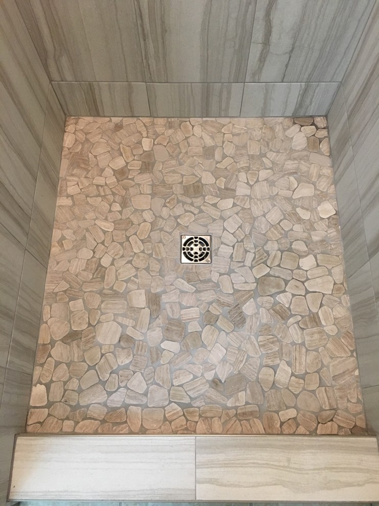Esempio di una stanza da bagno padronale chic di medie dimensioni con ante in legno scuro, doccia ad angolo, piastrelle grigie e piastrelle in gres porcellanato