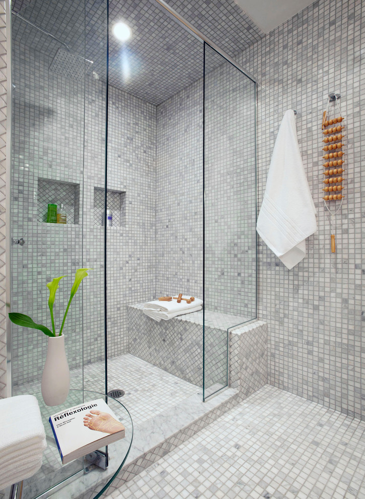 Idées déco pour une douche en alcôve principale contemporaine de taille moyenne avec un carrelage gris, un mur gris, un sol en marbre, du carrelage en marbre, un sol gris et une cabine de douche à porte battante.