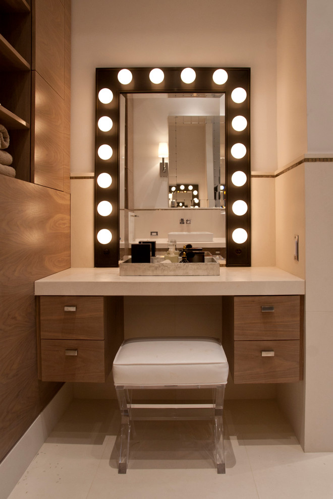 Foto på ett stort funkis en-suite badrum, med ett fristående handfat, släta luckor, grå skåp, bänkskiva i kalksten, vit kakel, stenkakel, beige väggar och kalkstensgolv