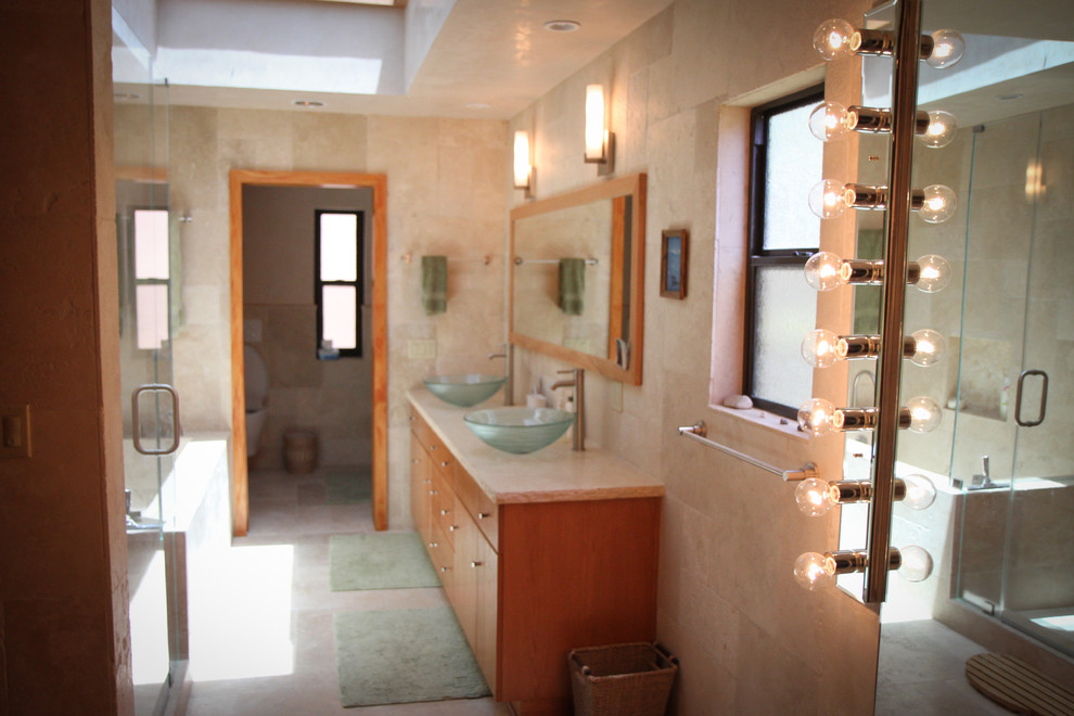 На фото: ванная комната в классическом стиле с