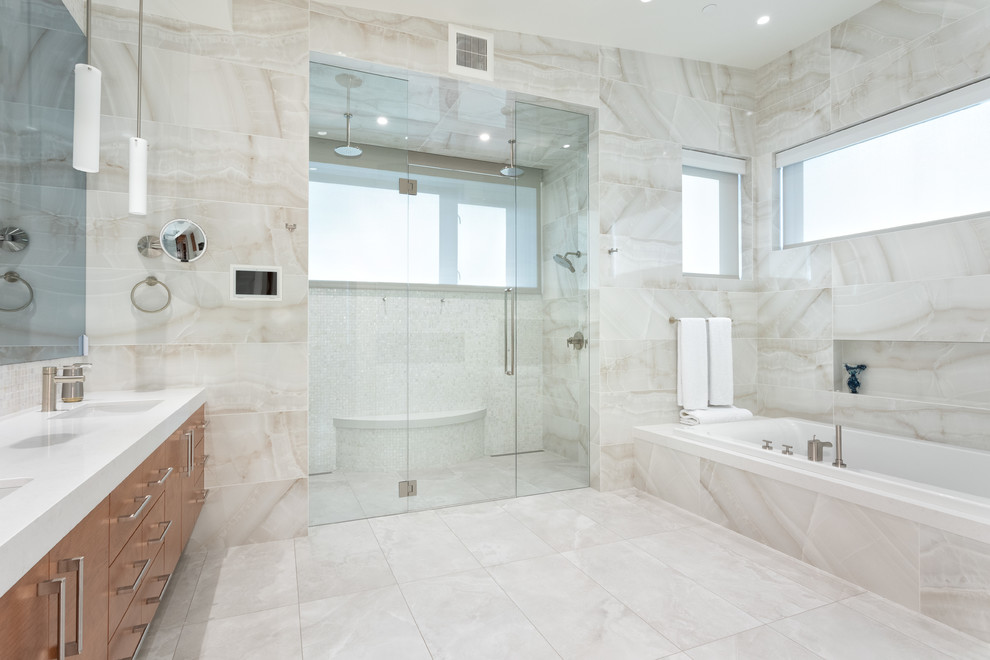 Exempel på ett mycket stort modernt vit vitt en-suite badrum, med släta luckor, ett platsbyggt badkar, en dusch i en alkov, keramikplattor, klinkergolv i keramik, bänkskiva i kvarts, dusch med gångjärnsdörr, skåp i mellenmörkt trä, grå kakel, ett undermonterad handfat och grått golv