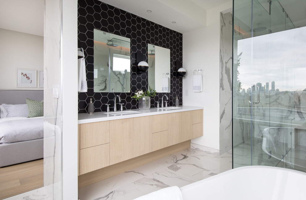Inspiration för stora moderna vitt en-suite badrum, med släta luckor, ett fristående badkar, cementkakel, vita väggar, bänkskiva i kvarts, dusch med gångjärnsdörr, skåp i ljust trä, en kantlös dusch, svart kakel, vit kakel, ett undermonterad handfat och vitt golv