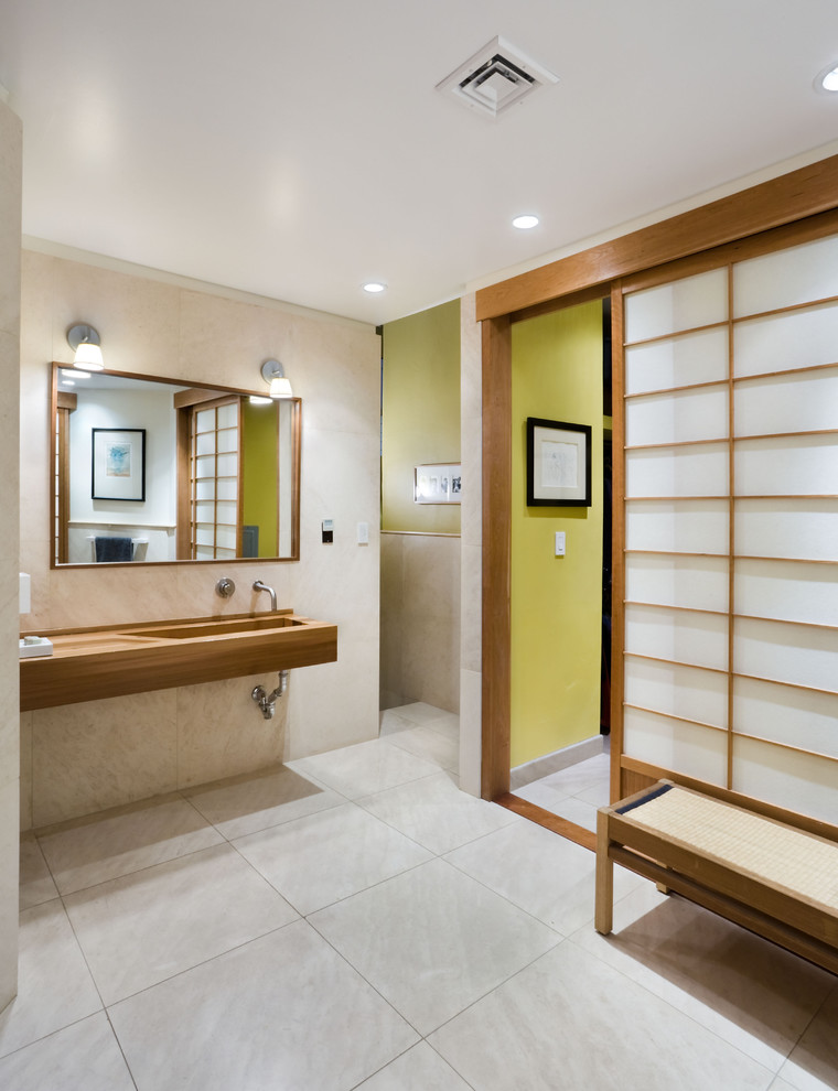 Idée de décoration pour une salle de bain asiatique avec un lavabo intégré.