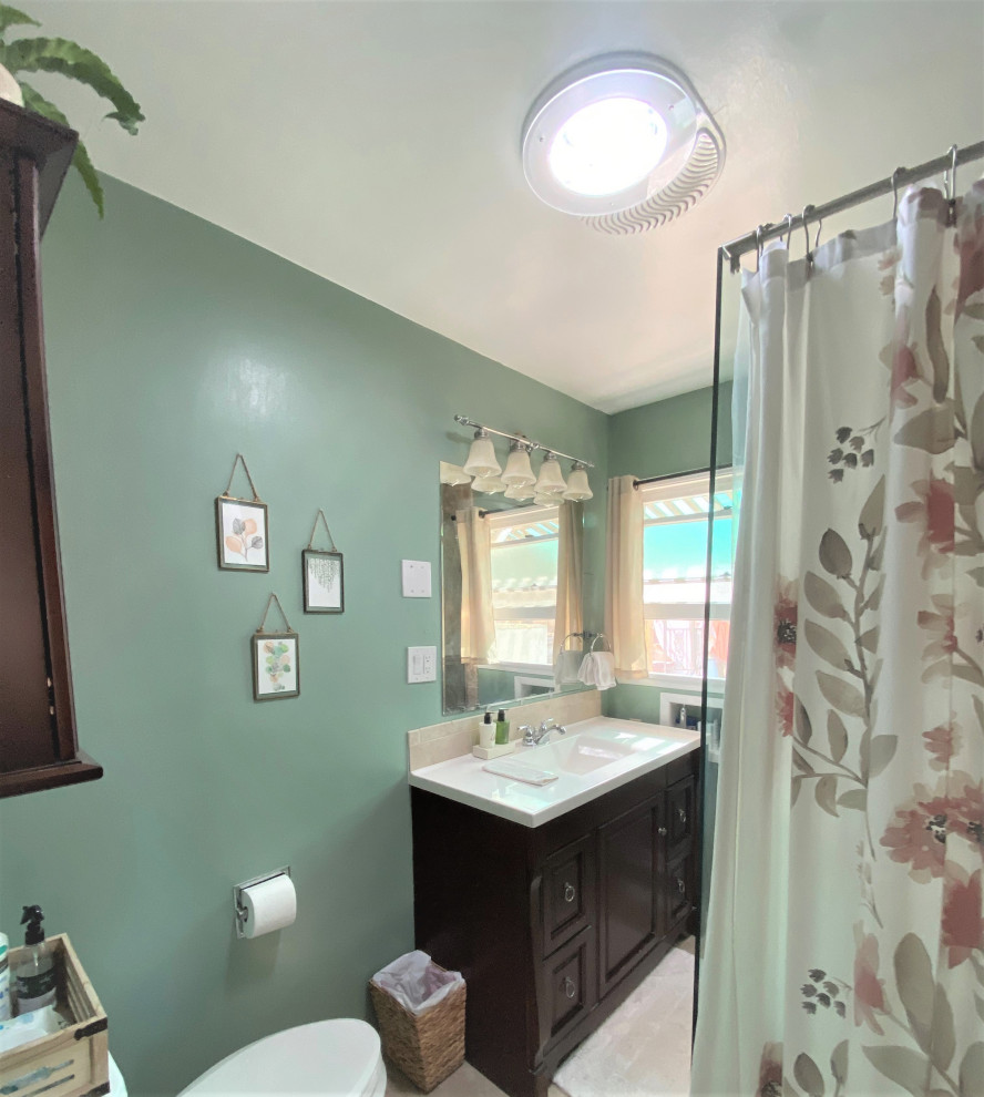 Свежая идея для дизайна: ванная комната в стиле шебби-шик с открытым душем, зелеными стенами, шторкой для ванной, белой столешницей и тумбой под одну раковину - отличное фото интерьера