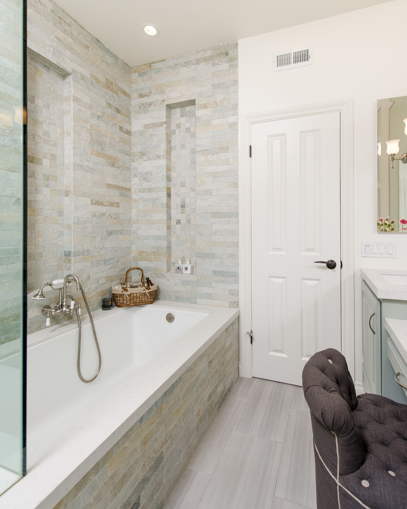 Exemple d'une petite salle de bain principale chic avec un placard avec porte à panneau surélevé, une baignoire posée, une douche d'angle, WC à poser, un carrelage multicolore, un carrelage de pierre, un mur blanc, un sol en carrelage de porcelaine, un lavabo encastré et un plan de toilette en quartz modifié.