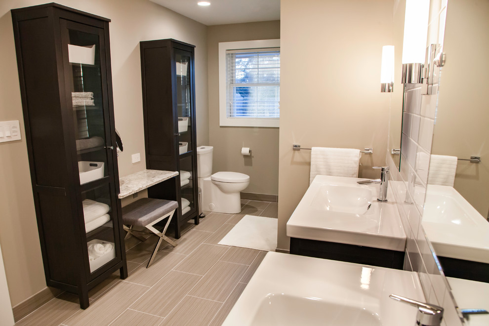 Diseño de cuarto de baño principal clásico renovado con armarios tipo mueble, puertas de armario de madera en tonos medios, ducha empotrada, sanitario de una pieza, paredes beige, suelo de baldosas de cerámica y lavabo integrado