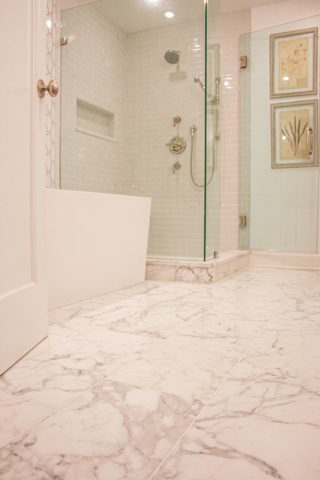Réalisation d'une salle de bain principale minimaliste de taille moyenne avec un placard à porte affleurante, des portes de placard grises, une baignoire indépendante, une douche d'angle, WC à poser, un carrelage gris, du carrelage en marbre, un mur blanc, un sol en marbre, un lavabo encastré, un plan de toilette en marbre, un sol blanc, une cabine de douche à porte battante et un plan de toilette blanc.