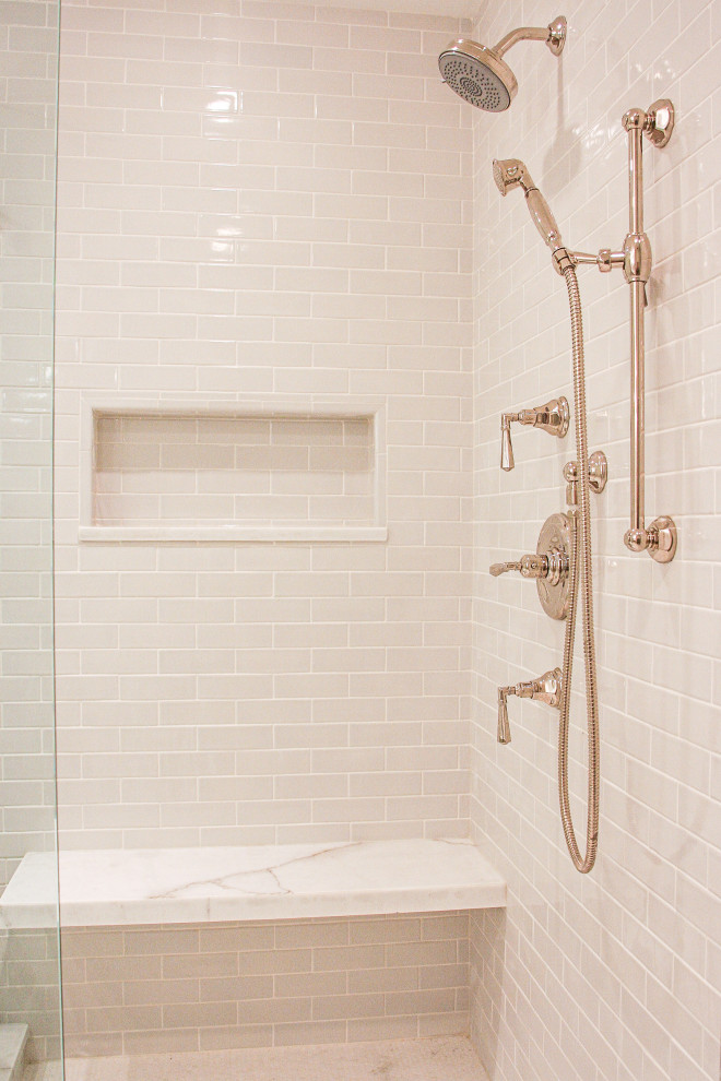 Inredning av ett modernt mellanstort vit vitt en-suite badrum, med luckor med profilerade fronter, grå skåp, ett fristående badkar, en hörndusch, en toalettstol med hel cisternkåpa, grå kakel, marmorkakel, vita väggar, marmorgolv, ett undermonterad handfat, marmorbänkskiva, vitt golv och dusch med gångjärnsdörr