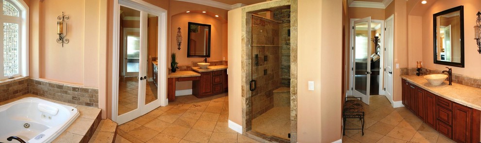 Стильный дизайн: огромная главная ванная комната в средиземноморском стиле с настольной раковиной и полом из терракотовой плитки - последний тренд