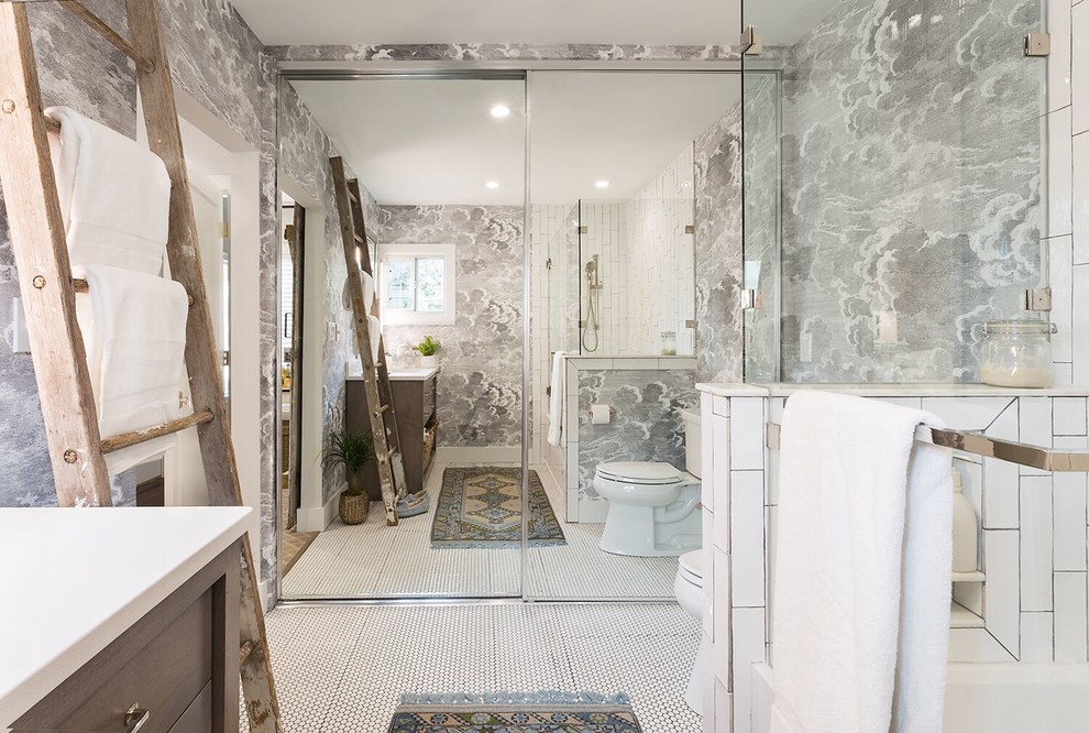 Ejemplo de cuarto de baño principal pequeño con puertas de armario de madera oscura y suelo de baldosas de cerámica