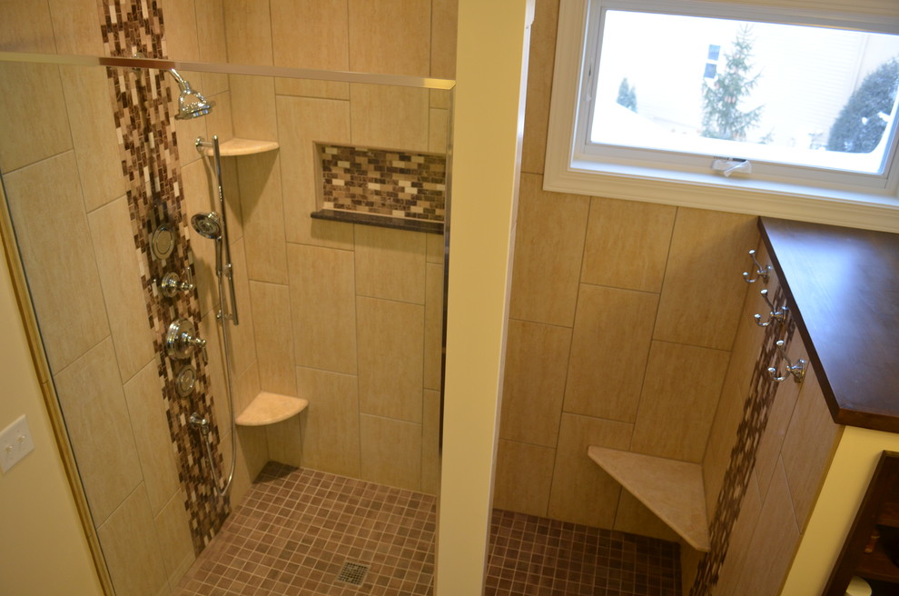 Идея дизайна: ванная комната в стиле модернизм с фасадами в стиле шейкер, фасадами цвета дерева среднего тона, открытым душем, керамогранитной плиткой и полом из керамогранита