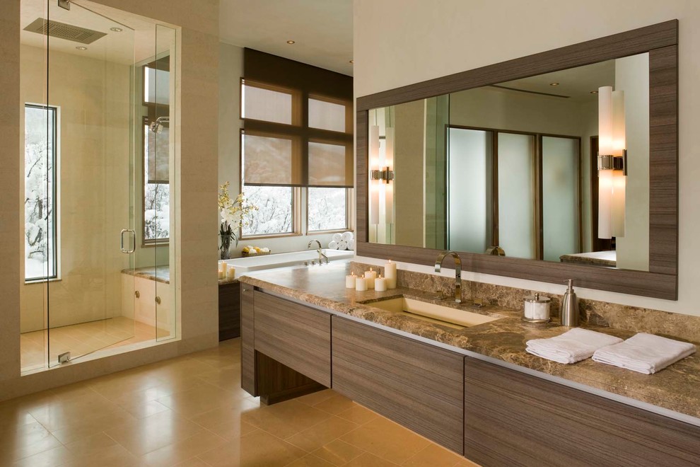 Foto di una stanza da bagno minimal con lavabo sottopiano, ante lisce, ante in legno bruno, vasca da incasso, doccia alcova e piastrelle beige