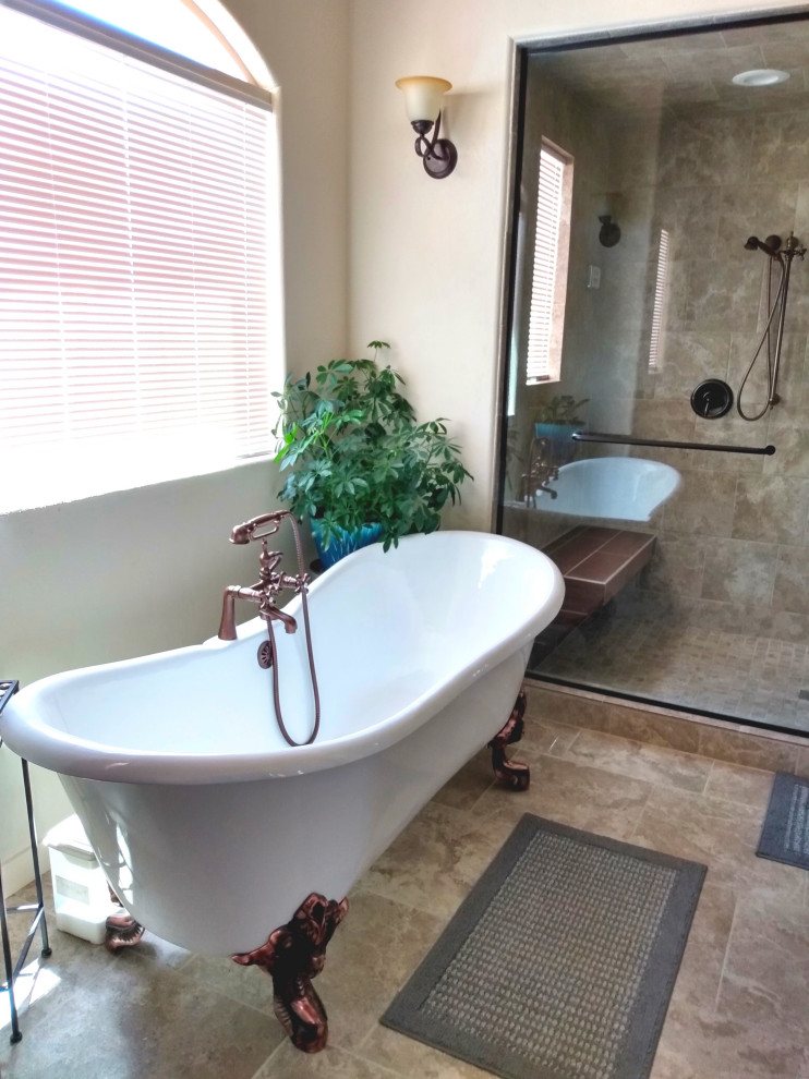 Idéer för att renovera ett stort medelhavsstil en-suite badrum, med ett badkar med tassar, en dubbeldusch, klinkergolv i keramik och dusch med gångjärnsdörr