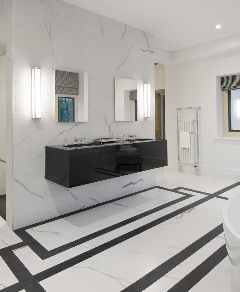 Inspiration för stora moderna en-suite badrum, med ett fristående badkar, en dubbeldusch, vit kakel, marmorkakel, vita väggar, marmorgolv, ett väggmonterat handfat, marmorbänkskiva, vitt golv och med dusch som är öppen