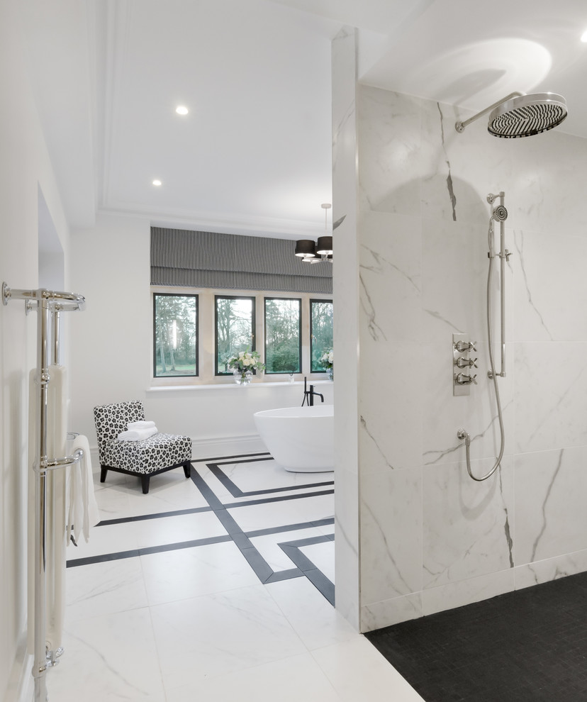 Idée de décoration pour une grande salle de bain principale design avec une baignoire indépendante, une douche double, un carrelage blanc, du carrelage en marbre, un mur blanc, un sol en marbre, un lavabo suspendu, un plan de toilette en marbre, un sol blanc et aucune cabine.