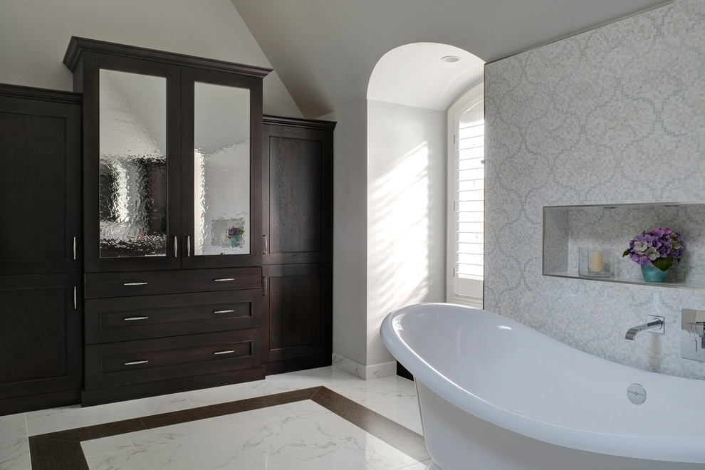 Esempio di una stanza da bagno chic con lavabo sottopiano, ante con riquadro incassato, ante marroni, top in marmo, vasca freestanding, piastrelle bianche e piastrelle in gres porcellanato