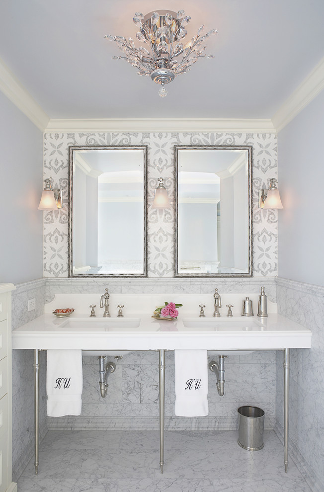 Идея дизайна: ванная комната в классическом стиле с консольной раковиной